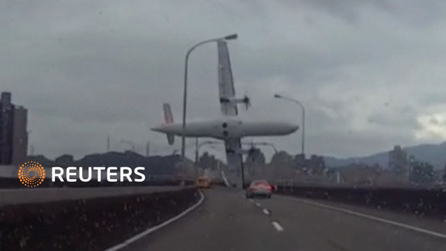 VIDEO: Taiwan plane plunges into river 10