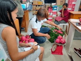 Nanay Teting waits for the final weight of her yields.