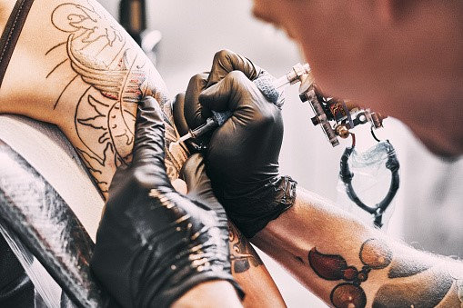Ten Tips to Prepare for Getting a Tattoo and Keep it Glowing Beautifully 1 getting a tattoo