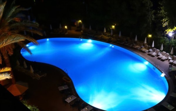 How To Make Your Pool Look Fantastic By Choosing A Pool Light? 2 pool lighting