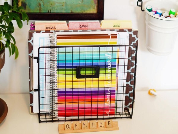 5 Ideas On Desk Organization That Will Make Working Easier 4 arrange supplies with colors