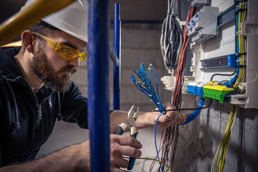 Reasons To Hire A Licensed Electrician For Your Commercial Project in Brisbane 1 electrician