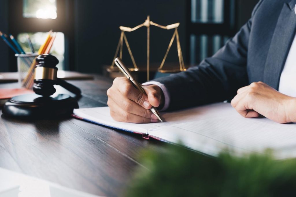 6 Important Questions to Ask When Hiring a Lawyer 1 hiring a lawyer