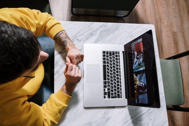 Two people having an online meeting.