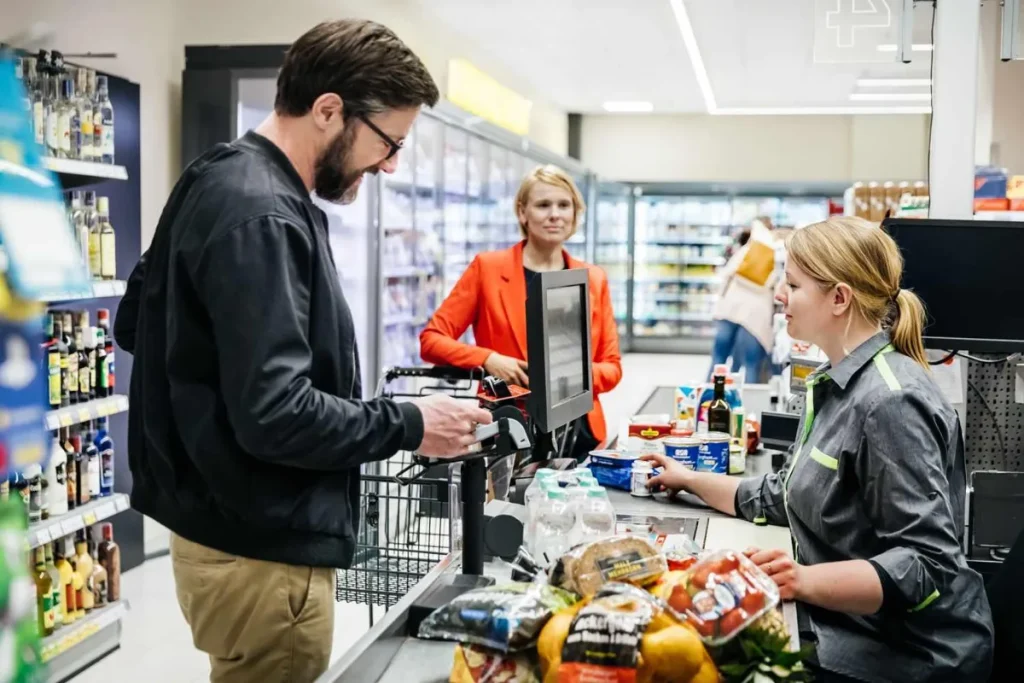 How Can Retailers Tackle Crowded Stores with Queue Solutions? 1 How Can Retailers Tackle Crowded Stores