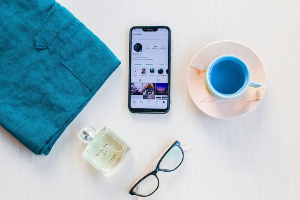 Influencers vs. Traditional Advertising: Which is Better for Selling Perfume? 1 Influencers vs. Traditional Advertising