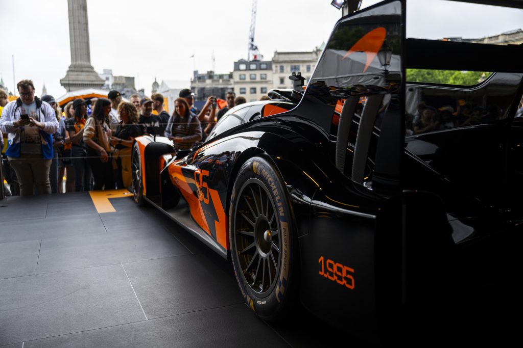 A TRAFALGAR SQUARE, LE RESEAU DE SOLUTIONS LOGISTIQUES INTELLIGENTES DE DP WORLD LIVRE LA VOITURE DE COURSE Mc LAREN A SES FANS 6 DPWorld WEC Show
