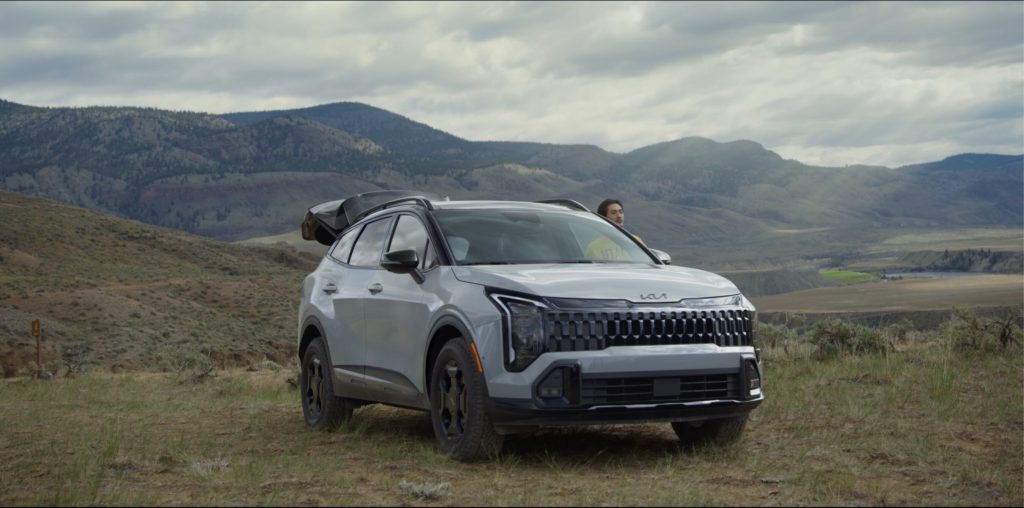 KIA AMERICA SE EMPRENDE EN UN VIAJE ÉPICO POR CARRETERA EN UNA NUEVA CAMPAÑA CREATIVA DE DOS PARTES PARA EL SUV COMPACTO SPORTAGE DEL 2026 5 Kia Keep the Adventure Going Campaign 1
