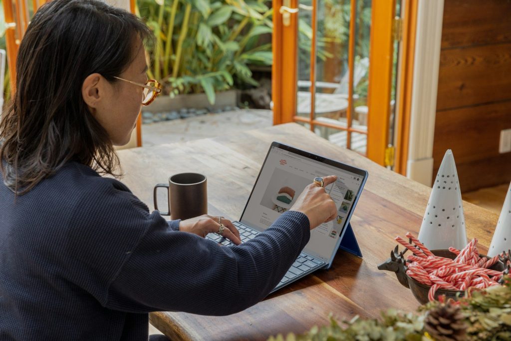 How to Start a Successful Home Business in the Philippines Today 2 a woman using a laptop