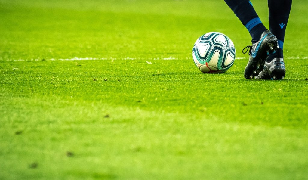 Millionaire coaches - who are they and what do they get their millions for? 7 man playing soccer game on field